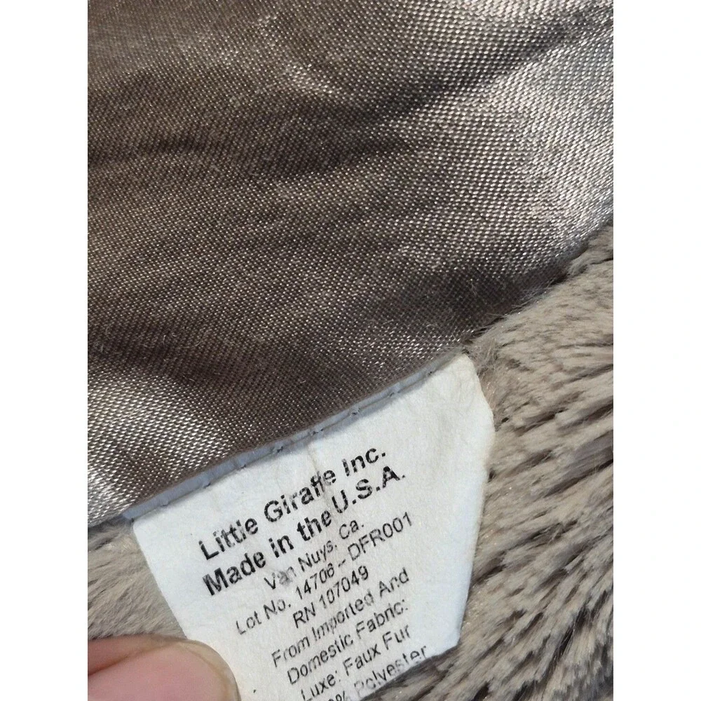 Little giraffe faux fur blanket grey